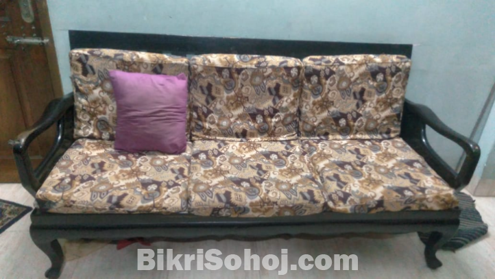 পুরাতন কাটের সোফা